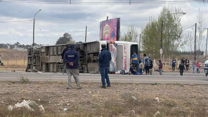 Volcó un colectivo con hinchas de Boca: una muerte | Infocielo