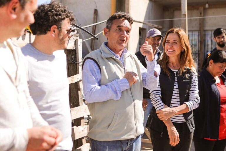 Victoria Tolosa Paz recorrió el barrio de La Plata que se movilizó para tener luz