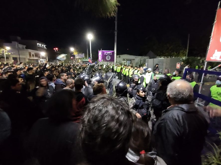 Un momento de tensión que se vivió en la previa al show de La Renga en La Plata justo frente a una de las escuelas que no dictará clases mañana (Crédito de la foto: Pablo Firpo)