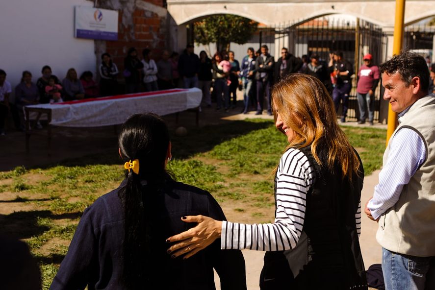 Victoria Tolosa PAz junto a vecinos de City Bell que por fin tendrán electricidad