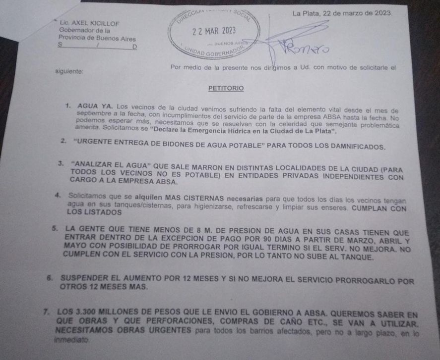El petitorio que entregaron los vecinos cansados por la falta de agua.
