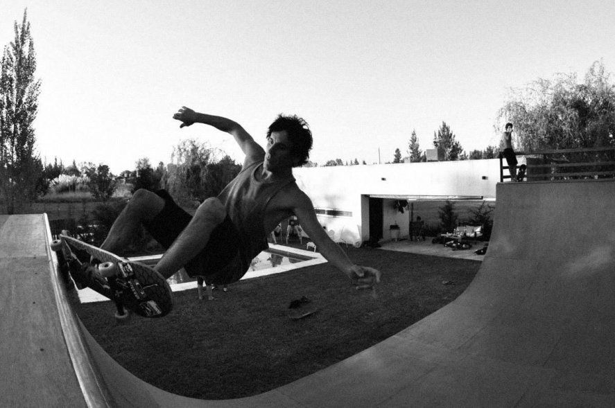Facundo Soto mandó a construir una rampa de skate en el parque de su casa.