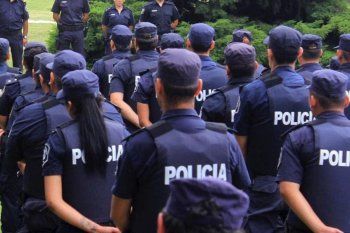 treinta cadetas de la policia bonaerense denunciaron a un comisario por acoso