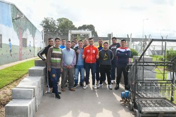 en una carcel bonaerense comenzaron a fabricar ladrillos para una biblioteca popular