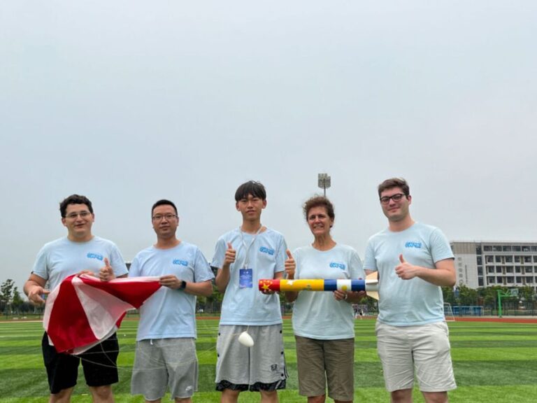 Estudiantes de la UNLP y una importante experiencia aeroespacial en China