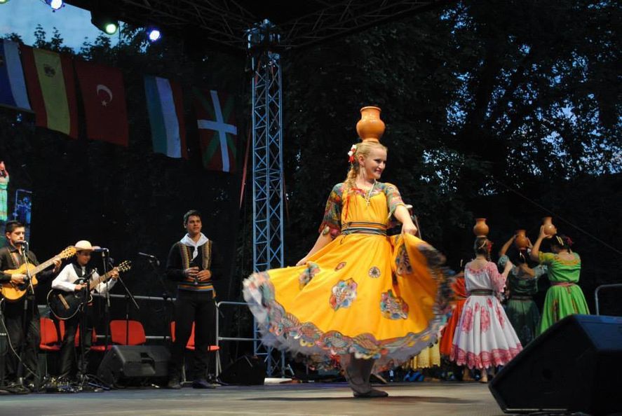 Darla Melgarejo en el escenario bailando danza tradicional de Paraguay