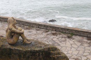 Dañaron la estatua misteriosa de Mar del Plata