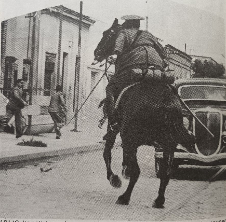 Policía reprimiendo a radicales mientras los conservadores estaban en el poder. Fuente: Cien años de vida platense.