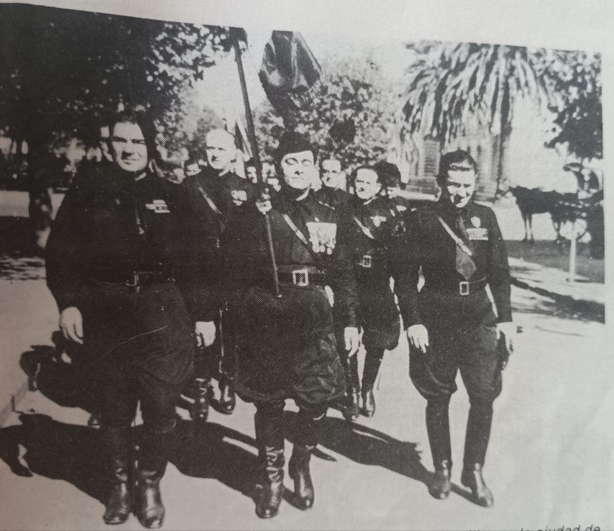 Partidarios del régimen fascista en las calles de la ciudad de La Plata. Fuente: Cien años de vida platense.