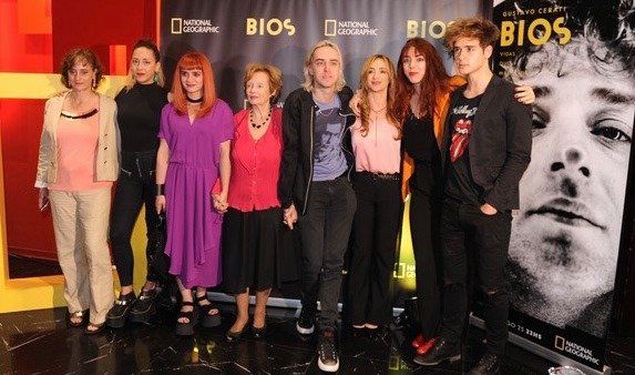 Lillian Clarke junto a Estela, Valentina, Guadalupe, Benito, Laura, Lisa y Julián en la presentación del documental 
