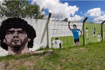Maradona fue inmortalizado junto a su gol en un mural.