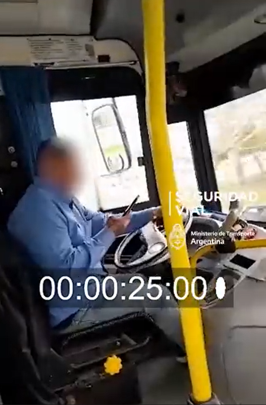 La Agencia Nacional de Seguridad Vial y el Ministerio de Transporte bonaerense suspendieron a un chofer de la Línea 338 por utilizar el celular al volante.