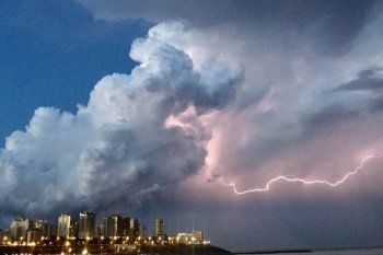 Los rayos son descargas eléctricas muy intensas que se originan dentro de las nubes