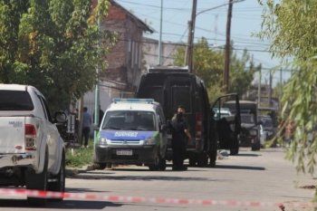 hallaron dos cuerpos calcinados en un auto: el sospechoso se atrinchero y el grupo halcon lo mato