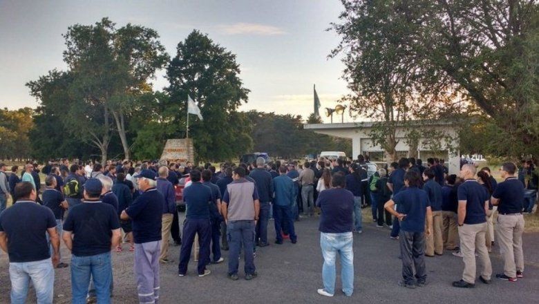Trabajadores de Fanazul bloqueando el ingreso a la planta. Foto de 2018.