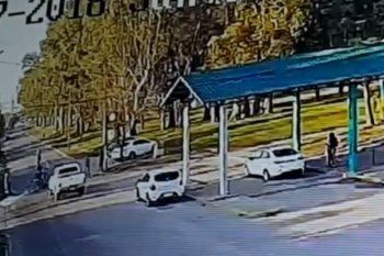 video: un grupo de jovenes protagonizo una batalla campal en la terminal de dolores