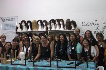 peluqueras solidarias: ofrecen cortes de pelo a cambio de abrigos para donar