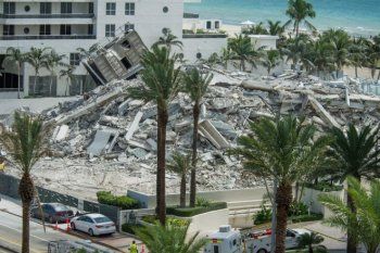 mira el derrumbe de un edificio en miami y como un obrero es alcanzado por los escombros, esta grave