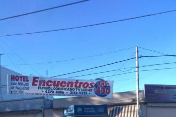 insolito: en quilmes promocionan un hotel alojamiento con el pack de futbol codificado incluido