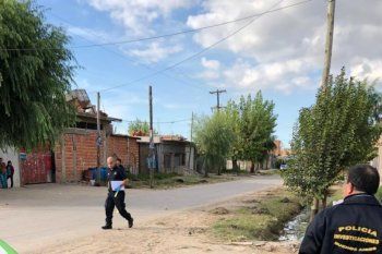 la plata: robaron una garrafa, los descubrieron, uno termino muerto y el otro baleado