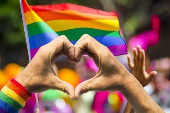 La idea de orgullo LGBT se da en el marco de una sociedad que condenada a la homosexualidad con multas y hasta cadena perpetua. 