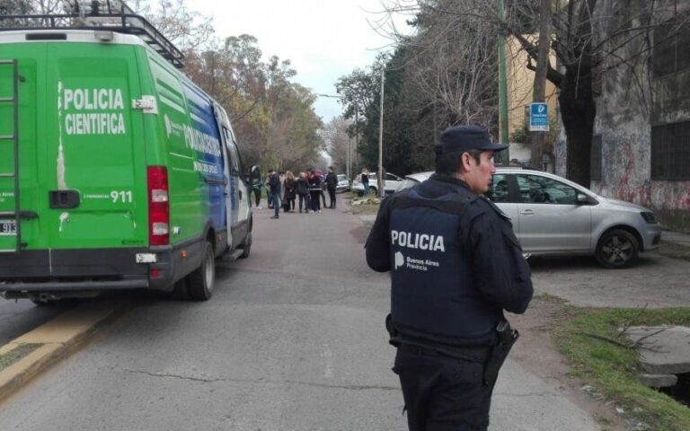 Encuentran a una mujer asesinada y creen que pudo haber sido víctima de una entradera