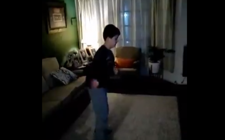 “Me ayuda a tener mucha energía”: el baile viral de Tomás para concientizar sobre el autismo