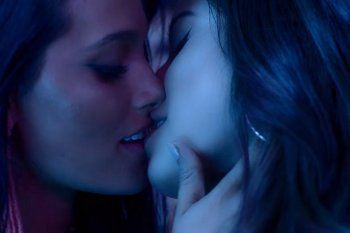 el beso entre oriana sabatini y emilia mernes que prendio fuego las redes