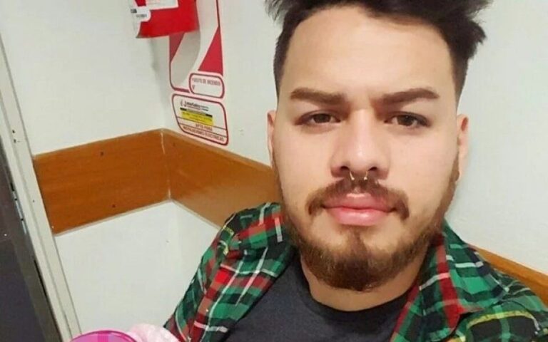 Iba en moto, le tiraron una piedra y por esquivar la agresión chocó contra una columna y murió