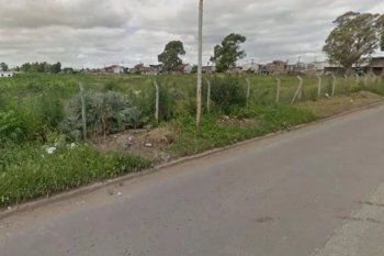 encontraron a una mujer asesinada a golpes en la cabeza y semi desnuda en un descampado