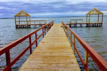 mira como quedo la playa eco-sustentable en carhue con un muelle de 40 metros