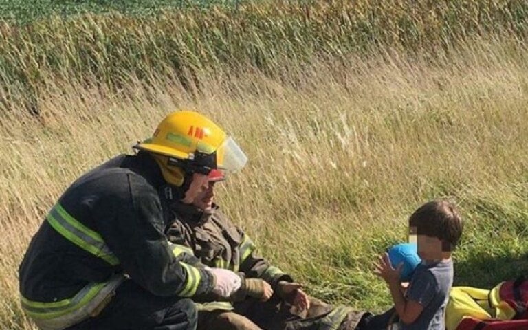 La emotiva imagen viral de un bombero junto a un niño después de un accidente en la ruta