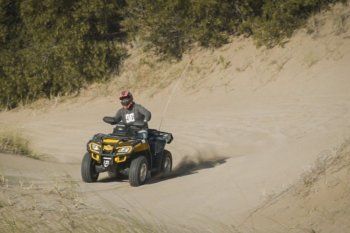 villa gesell: murio un joven por un choque entre una moto y un cuatriciclo en una picada clandestina