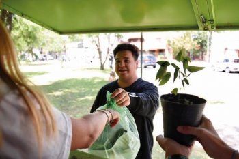 eco canje: en la plata cambian residuos secos por plantines, bolsas o compost