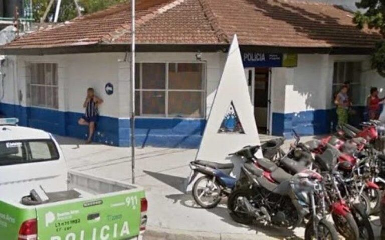 Hallan a un hombre muerto en la vía pública con un disparo en el pecho y buscan al asesino