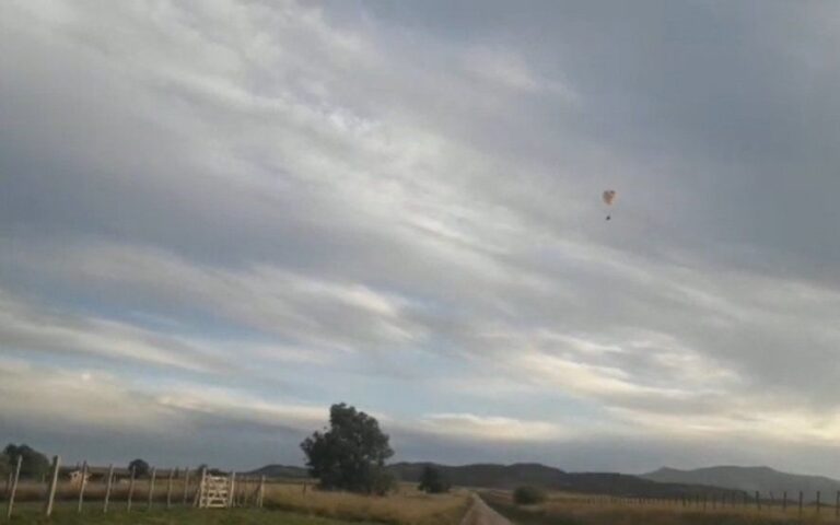 Un jubilado rompió la cuarentena y salió a andar en parapente por Sierra de la Ventana