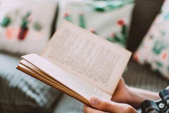 en el dia mundial del libro, llaman a publicar recomendaciones en las redes para atravesar la cuarentena