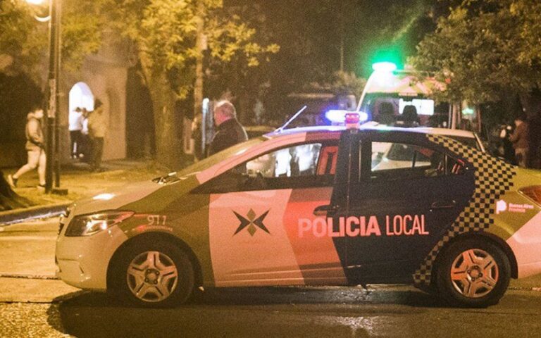 En una pelea vecinal balearon en la cabeza a una mujer y buscan al agresor