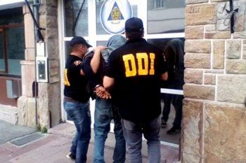 la plata: tiene 21 anos y lo detuvieron acusado de abusar de su hermanastra de 12