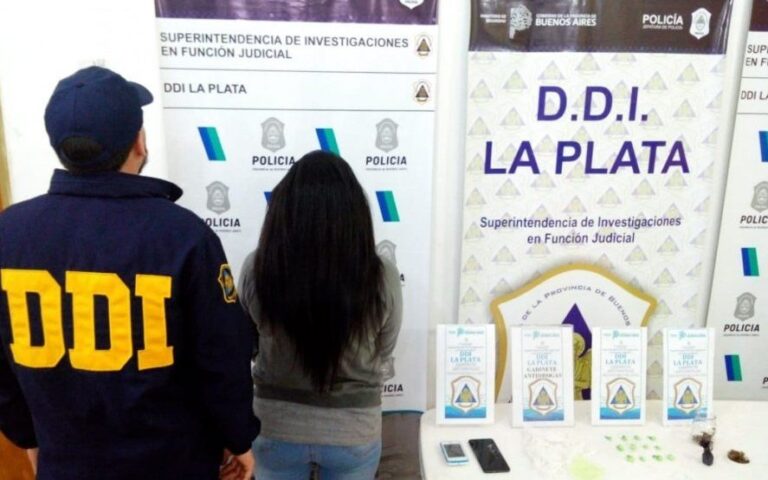 Es docente en actividad y vendía drogas desde su departamento