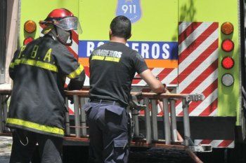 la plata: hallan a un hombre muerto dentro del baul de un auto incendiado