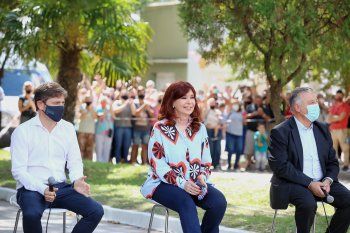 La vicepresidenta Crsitina Fernández de Kirchner, el gobernador Axel Kicillof y el intendente de Las Flores, Alberto Gelené