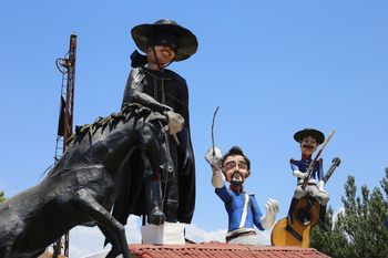mira las mejores fotos de los munecos que arderan esta noche en la plata