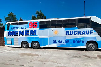 la subasta del menemovil libera endorfinas en nostalgicos del 1 a 1