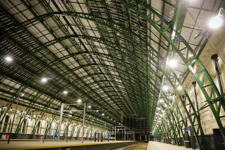 El techo de la estación de trenes y cinco obras ferroviarias clave en La Plata
