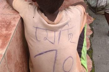 la foto del nino de bangladesh con camiseta de messi dibujada a mano