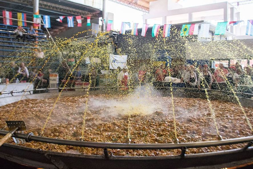 "La gran paella de la amistad" es la estrella gastronómica de la Fiesta Nacional de la Diversidad Cultural en Villa Gesell. 