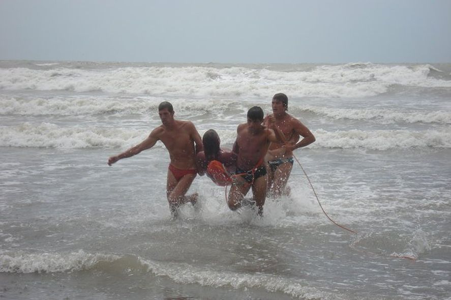 El guardavida Sebastián Miklavec junto a compañeros en competencia en Mar del Plata