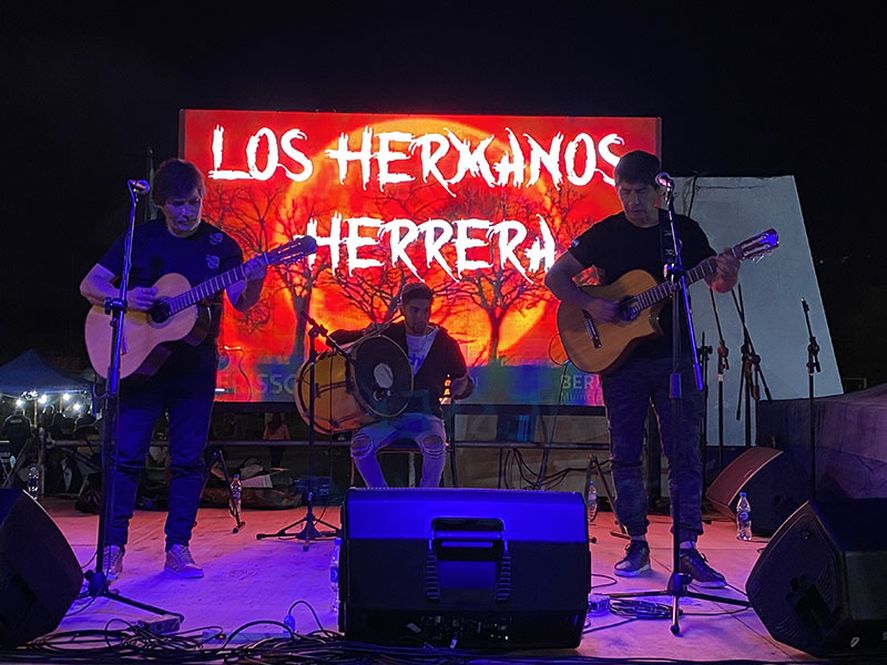 En la tarde noche estará presente la música del grupo folclórico "Los Hermanos Herrera"