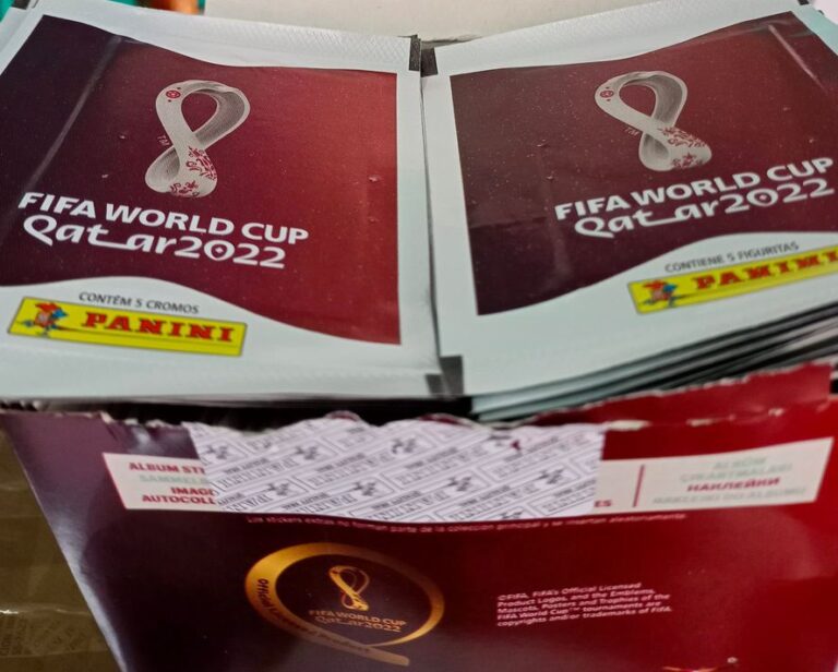 Un kiosco armó un grupo de WhatsApp con 300 clientes para avisar cuándo llegan figuritas del Mundial